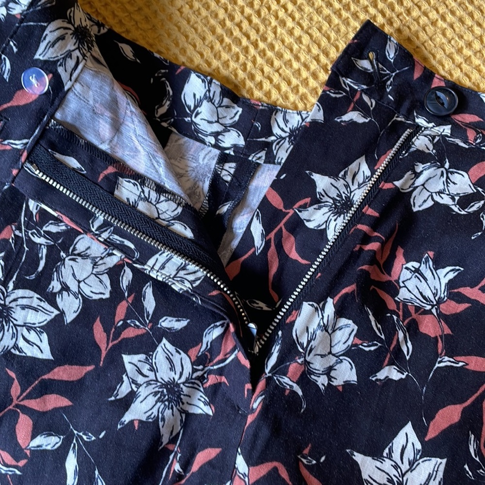 NWT Rag & Bone Black Floral High-Waist Shorts with White & Rust Leaves - Picture 3 of 6